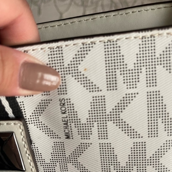 EXCLUSIVE Black & White MK tote - Picture 14 of 16